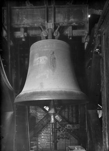 816793 Afbeelding van de Mariaklok van het carillon van de Domtoren (Domplein) te Utrecht.